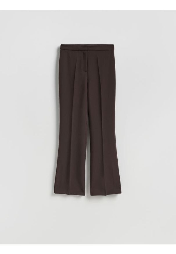 Reserved - Spodnie z rozcięciem - ciemnobrązowy. Kolor: brązowy. Materiał: tkanina, wiskoza