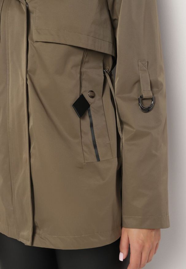 Born2be - Ciemnozielona Kurtka Parka z Kapturem i Kieszeniami z Możliwością Ściągnięcia w Talii Kailisse. Typ kołnierza: kaptur. Kolor: zielony. Materiał: tkanina