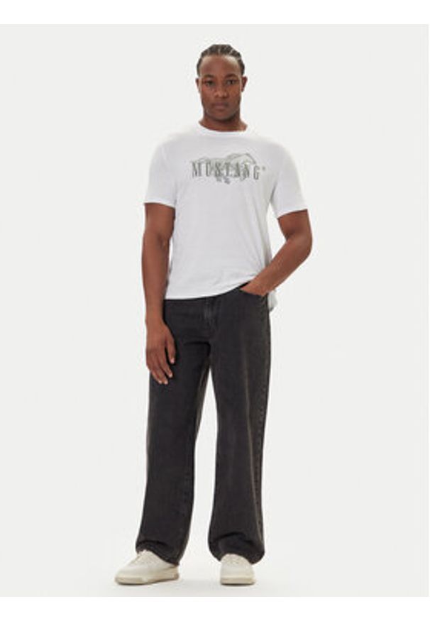 Mustang T-Shirt Austin 1016858 Biały Regular Fit. Kolor: biały. Materiał: bawełna