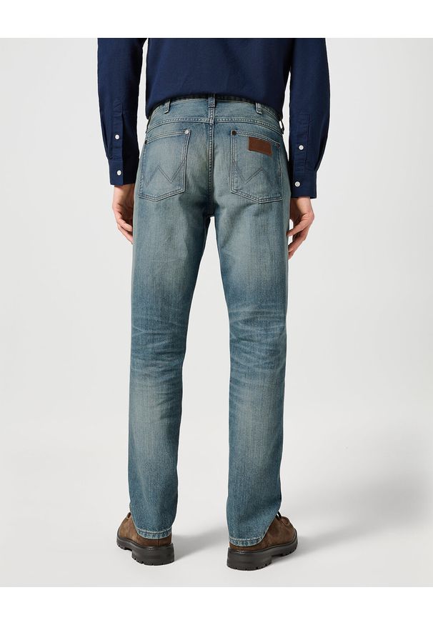 Wrangler - WRANGLER MĘSKIE SPODNIE JEANSOWE GREENSBORO SAGE WASH 112357417 W15Q008821