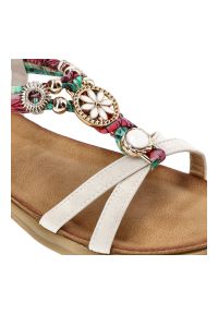 Białe Sandały Artiker Modne Obuwie Damskie. Okazja: na spacer. Zapięcie: pasek. Kolor: biały. Materiał: materiał. Wzór: kolorowy, aplikacja, paski. Sezon: lato #5