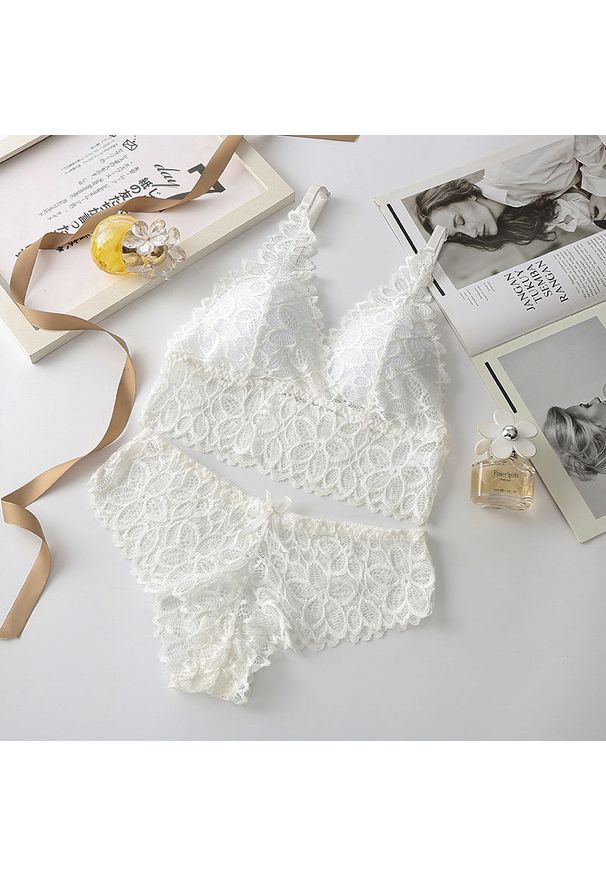 Intica - Komplet bielizny koronkowej braletka i figi na co dzień Jungeun. Stan: podwyższony. Kolor: biały. Materiał: koronka. Wzór: aplikacja