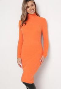 Born2be - Pomarańczowa Sweterkowa Puchata Sukienka Midi z Wełny z Golfem Sebhat. Typ kołnierza: golf. Kolor: pomarańczowy. Materiał: wełna. Długość: midi #1