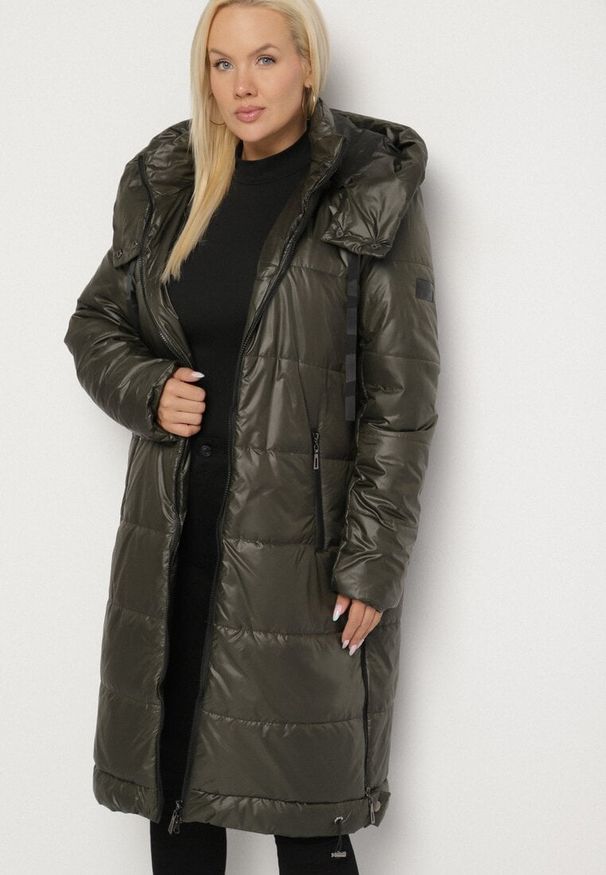 Born2be - Zielona Przejściowa Kurtka Pikowana z Kapturem i Suwakami po Bokach Fesunela. Okazja: na co dzień. Typ kołnierza: kaptur. Kolekcja: plus size. Kolor: zielony. Materiał: jeans. Sezon: jesień. Styl: klasyczny, casual