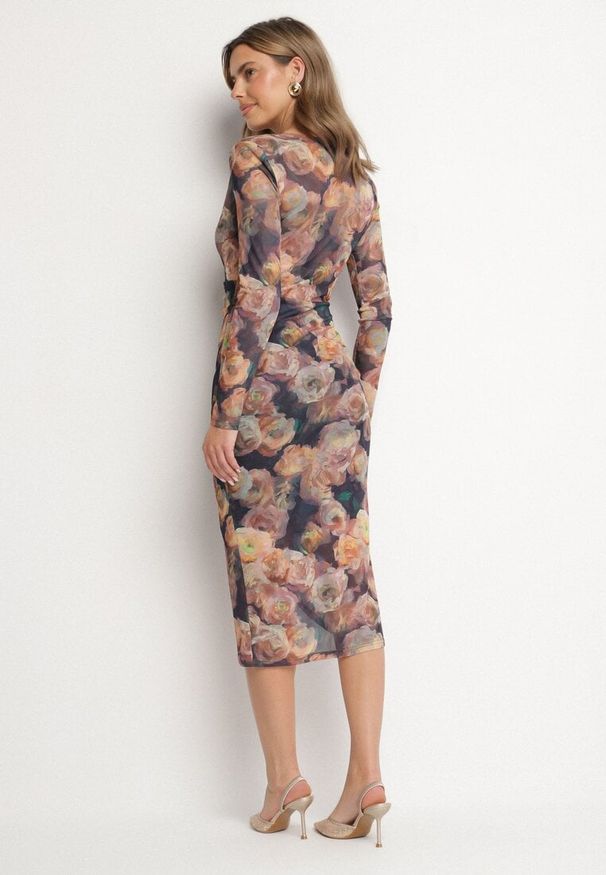 Born2be - Brązowo-Granatowa Sukienka Siateczkowa z Wiskozą o Kopertowym Kroju z Marszczeniem Bolsela. Okazja: na randkę, na wesele, na ślub cywilny, na imprezę. Kolor: brązowy. Materiał: wiskoza. Typ sukienki: kopertowe. Styl: elegancki, klasyczny