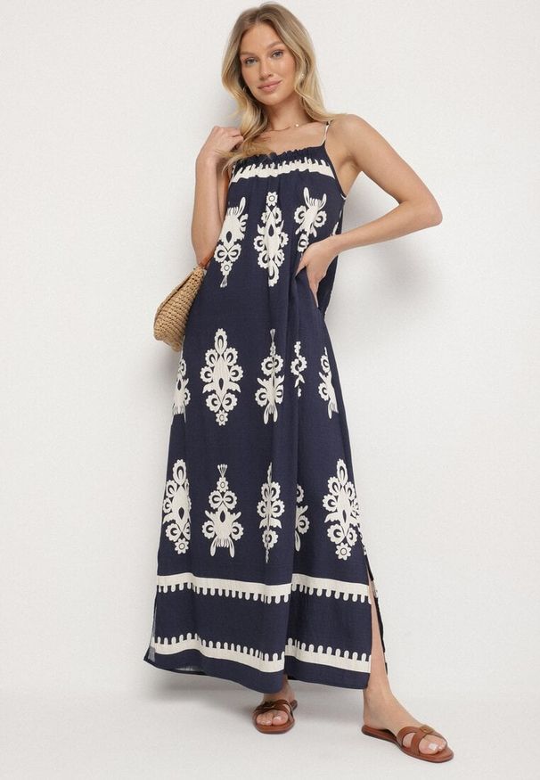 Born2be - Granatowa Sukienka o Rozkloszowanym Kroju na Ramiączkach w Etniczny Wzór Revoniae. Okazja: na co dzień. Typ kołnierza: dekolt w kształcie V. Kolor: niebieski. Długość rękawa: na ramiączkach. Styl: casual, elegancki