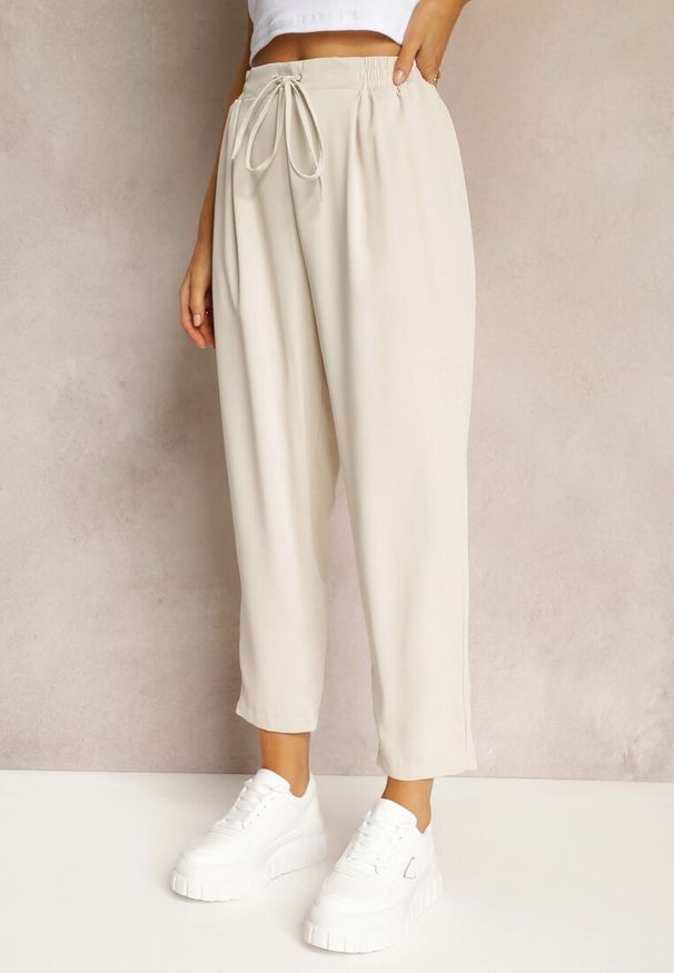 Renee - Beżowe Spodnie High Waist z Gumką i Troczkiem w Pasie oraz Kieszeniami Arlettia. Stan: podwyższony. Kolor: beżowy. Materiał: tkanina. Długość: długie. Wzór: jednolity