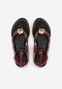 Born2be - Bordowo-Czerwone Sandały Typu Japonki Ozdobione Okrągłą Aplikacją Vikianae. Okazja: na co dzień. Nosek buta: okrągły. Zapięcie: sprzączka. Kolor: czerwony. Materiał: jeans. Wzór: aplikacja. Sezon: lato. Styl: casual, elegancki, boho #8