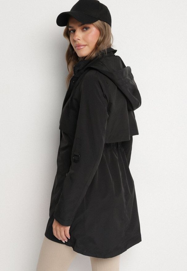 Born2be - Czarna Kurtka Parka z Kapturem Odpinanym w Stylu Utility Janiora. Okazja: na co dzień. Typ kołnierza: kaptur. Kolor: czarny. Długość rękawa: długi rękaw. Długość: długie. Styl: klasyczny, casual