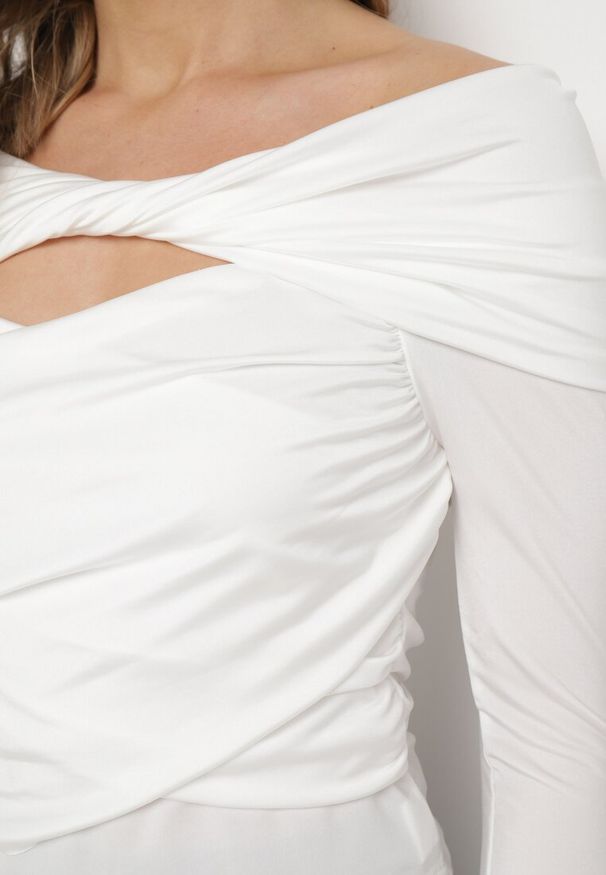 Born2be - Biała Bluzka z Wywiniętym Dekoltem Carmen i Rozcięciem Weigella. Typ kołnierza: typu carmen. Kolor: biały. Długość rękawa: długi rękaw. Długość: długie. Styl: elegancki