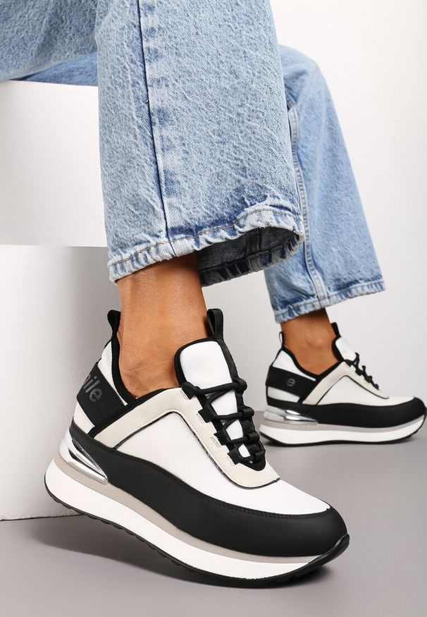 Born2be - Czarno-Białe Sneakersy na Ukrytym Koturnie z Metaliczną Blaszką i Napisem Yenavra. Okazja: na co dzień, na spacer. Kolor: czarny. Wzór: napisy. Obcas: na koturnie. Sport: turystyka piesza