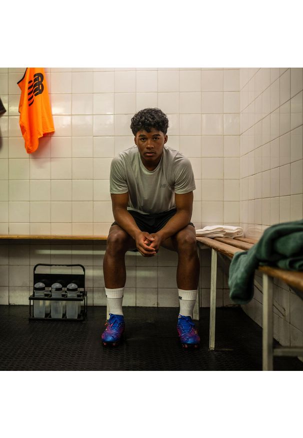 New Balance - Buty piłkarskie Tekela Team Low Laced FG V5. Nosek buta: okrągły. Materiał: mikrofibra, dzianina. Szerokość cholewki: normalna. Sport: piłka nożna