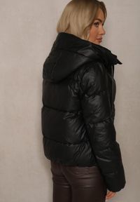Renee - Czarna Pikowana Kurtka o Prostym Kroju z Kapturem i Kieszeniami Miriara. Okazja: na co dzień, na spacer. Typ kołnierza: kaptur. Kolor: czarny. Materiał: jeans, tkanina. Sezon: zima. Styl: elegancki, casual #5