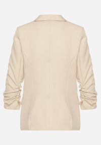 Born2be - Beżowa Elegancka Marynarka z Rękawami 7/8 i Ozdobnymi Klapami Novse. Okazja: na spotkanie biznesowe, na co dzień. Kolor: beżowy. Styl: elegancki #4