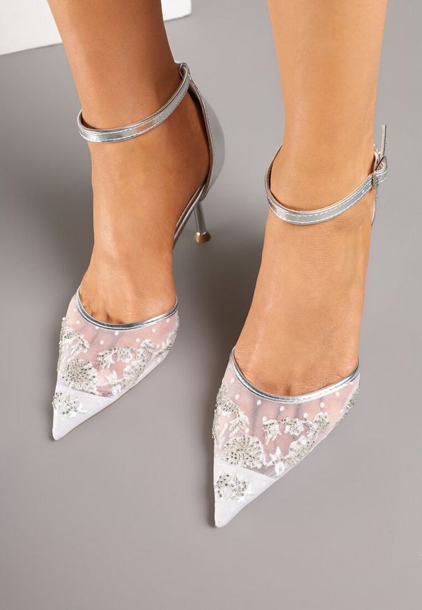 Born2be - Srebrne Sandały na Szpilce z Zapięciem na Sprzączkę i Ozdobną Siateczką Oliswena. Okazja: na spotkanie biznesowe, na co dzień. Zapięcie: sprzączka. Kolor: srebrny. Wzór: aplikacja. Obcas: na szpilce. Styl: casual, klasyczny, biznesowy