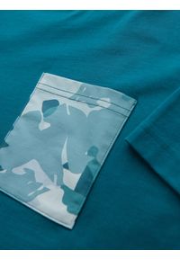 Ombre Clothing - Bawełniany męski t-shirt z printowaną kieszonką – turkusowy V1. Okazja: na co dzień. Kolor: turkusowy. Materiał: bawełna. Długość: krótkie. Wzór: aplikacja. Styl: klasyczny, casual #3