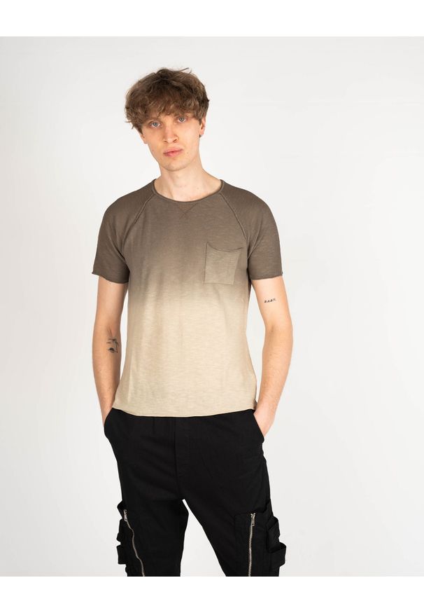 Xagon Man T-Shirt | P22081 12530 | Mężczyzna | Khaki. Okazja: na co dzień. Kolor: brązowy. Materiał: bawełna. Wzór: aplikacja. Styl: casual