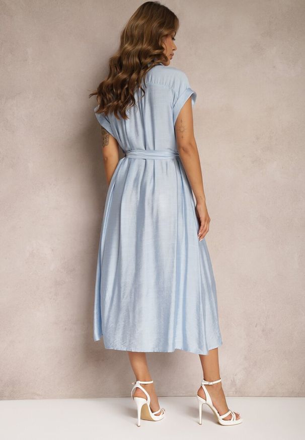 Renee - Niebieska Rozkloszowana Sukienka o Koszulowym Kroju Ozdobiona Paskiem w Talii i Guzikami Rosofia. Okazja: na co dzień. Typ kołnierza: dekolt w kształcie V. Kolor: niebieski. Materiał: skóra. Długość rękawa: krótki rękaw. Wzór: aplikacja. Typ sukienki: koszulowe. Styl: elegancki, casual, sportowy, wizytowy