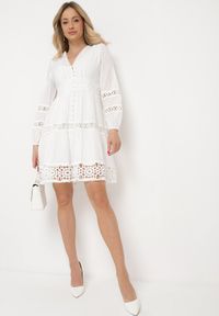 Born2be - Biała Sukienka Mini z Ażurowymi Wstawkami i Gumką w Talii Raliasa. Kolor: biały. Materiał: koronka. Wzór: ażurowy. Styl: boho. Długość: mini #4