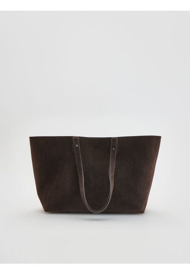 Reserved - Torebka shopper z imitacji zamszu - ciemnobrązowy. Kolor: brązowy. Materiał: zamszowe