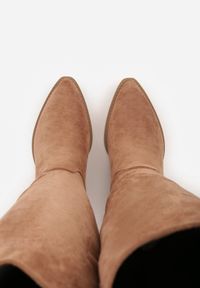 Renee - Jasnobrązowe Kozaki Kowbojki na Stożku z Gładką Cholewką z Imitacji Zamszu Halille. Nosek buta: otwarty. Kolor: brązowy. Materiał: zamsz. Szerokość cholewki: normalna. Wzór: gładki. Obcas: na stożku. Wysokość obcasa: średni #8