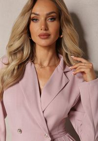 Renee - Różowa Mini Sukienka z Plisami i Kopertowym Dekoltem Ozdobiona Guzikami Eiloni. Okazja: na co dzień. Kolor: różowy. Wzór: aplikacja. Typ sukienki: kopertowe. Styl: casual. Długość: mini