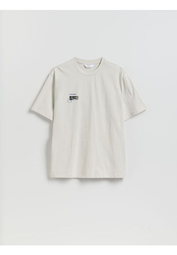 Reserved - T-shirt relaxed z nadrukiem na plecach - jasnoszary. Kolor: szary. Materiał: dzianina, bawełna. Wzór: nadruk