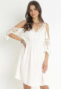 Born2be - Beżowa Sukienka Mini Hiszpanka na Ramiączkach z Koronkowymi Rękawami i Gumką w Pasie Giovati. Okazja: na co dzień. Typ kołnierza: dekolt hiszpanka. Kolor: beżowy. Materiał: koronka. Długość rękawa: na ramiączkach. Styl: casual. Długość: mini #1