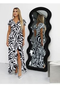 Sukienka Model Soe Zebra - Jersa. Typ kołnierza: dekolt w kształcie V. Materiał: tkanina, elastan. Wzór: motyw zwierzęcy. Styl: elegancki