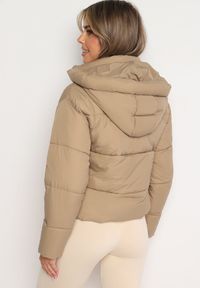 Born2be - Ciemnobeżowa Pikowana Kurtka Puffer z Kapturem Miviera. Okazja: na spacer, na co dzień. Typ kołnierza: kaptur. Kolor: beżowy. Materiał: dzianina, jeans. Sezon: zima. Styl: casual #4