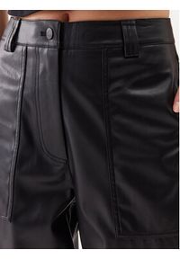Calvin Klein Jeans Spodnie z imitacji skóry J20J221385 Czarny Regular Fit. Kolor: czarny. Materiał: skóra