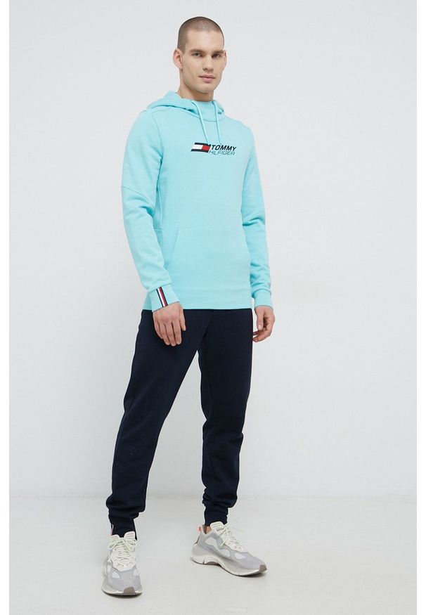 TOMMY HILFIGER - Tommy Hilfiger Bluza bawełniana męska z kapturem z nadrukiem. Okazja: na co dzień. Typ kołnierza: kaptur. Kolor: turkusowy. Materiał: bawełna. Wzór: nadruk. Styl: casual