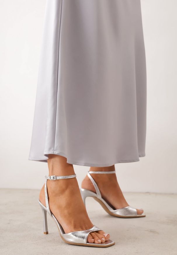 Renee - Srebrne Sandały VICES na Szpilce z Kwadratowym Noskiem Viviene. Okazja: na wesele, na ślub cywilny. Zapięcie: sprzączka. Kolor: srebrny. Obcas: na szpilce. Styl: elegancki. Wysokość obcasa: średni