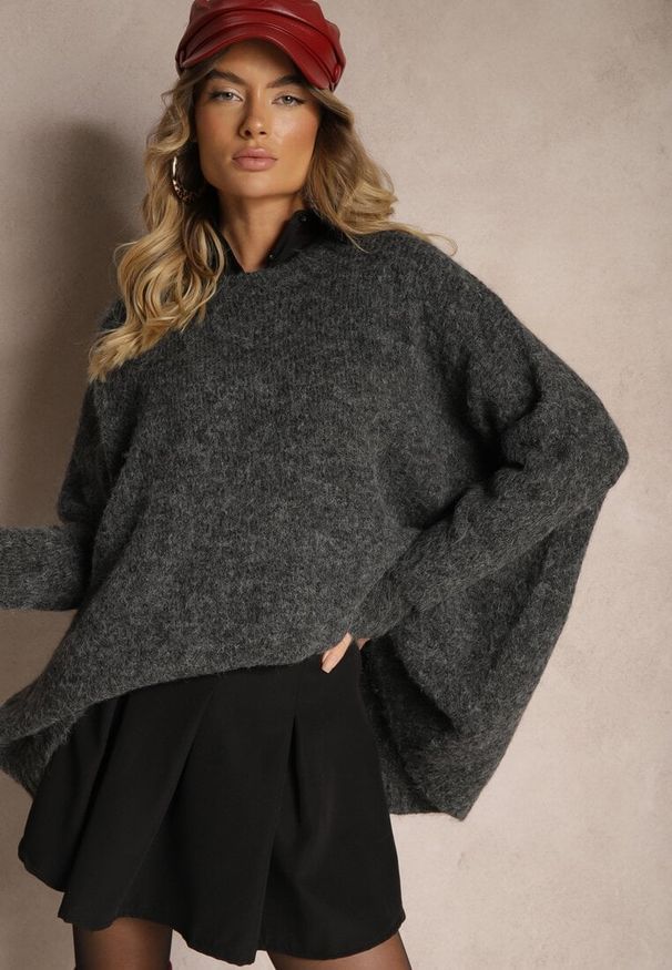 Renee - Ciemnoszary Casualowy Sweter Oversize Allethia. Okazja: na co dzień. Kolor: szary. Styl: casual