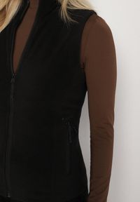 Born2be - Czarna Kamizelka Polarowa z Bawełną Anerrise. Okazja: na co dzień. Kolor: czarny. Materiał: polar, bawełna. Styl: casual #6