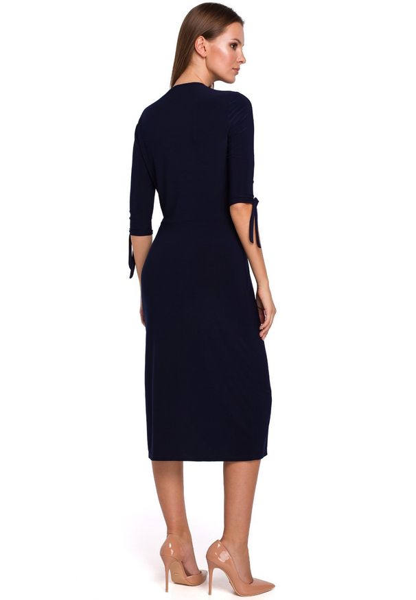 Makover - Elegancka sukienka prosty fason z rozcięciem. Okazja: na co dzień. Materiał: dzianina. Wzór: gładki. Typ sukienki: proste. Styl: elegancki, casual. Długość: midi