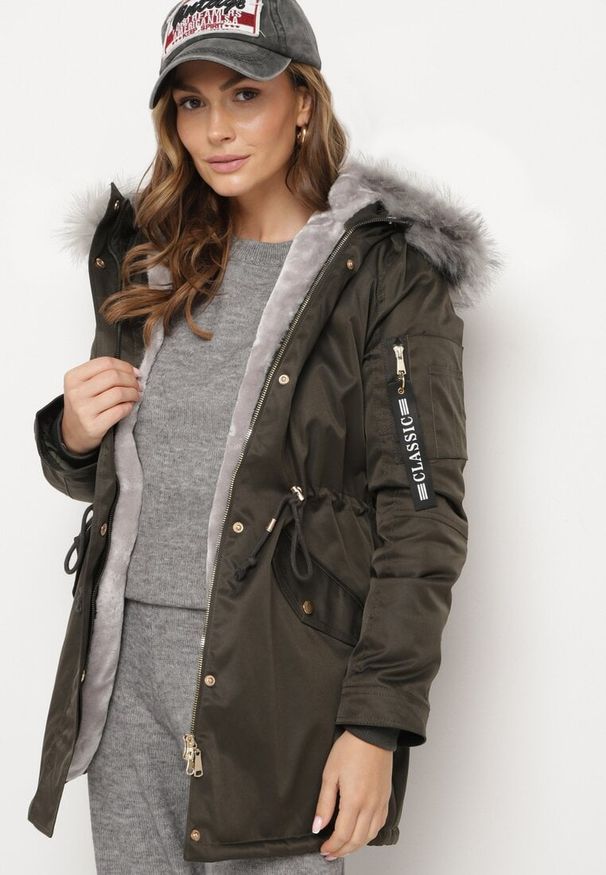 Born2be - Zielono-Szara Kurtka Parka z Futerkowym Odpinanym Zdobieniem przy Kapturze Inellae. Okazja: na co dzień. Kolor: zielony. Materiał: dzianina, futro, jeans. Wzór: aplikacja. Styl: klasyczny, elegancki, casual