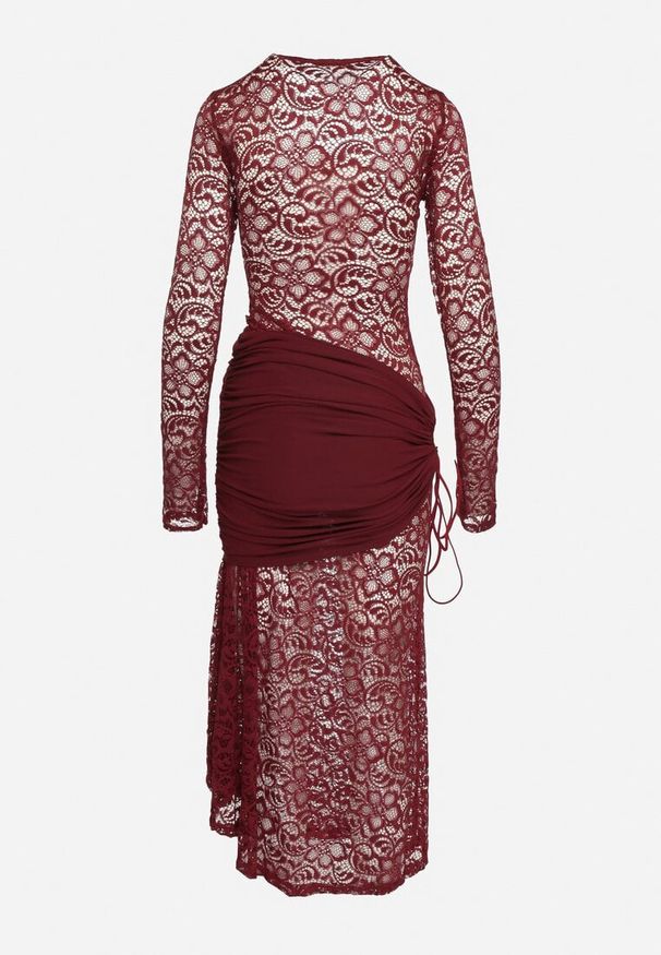Born2be - Bordowa Koktajlowa Sukienka Koronkowa z Usztywnionymi Miseczkami i Marszczeniami Temias. Kolor: czerwony. Materiał: koronka. Długość rękawa: długi rękaw. Wzór: koronka. Styl: wizytowy