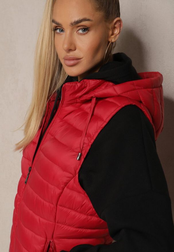 Renee - Czerwona Kamizelka Ozdobiona Pikowaniem Wykończona Kapturem i Sznurkami Xenaria. Okazja: na co dzień. Kolor: czerwony. Materiał: jeans, tkanina. Wzór: aplikacja. Styl: casual, elegancki