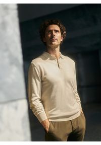 Pako Lorente - Sweter polo w kolorze beżowym. Okazja: na co dzień. Typ kołnierza: polo. Kolor: beżowy. Materiał: poliamid, wiskoza. Sezon: jesień. Styl: casual #5