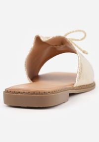 Born2be - Złote Płaskie Klapki z Szerokim Paskiem i Rustykalnym Wiązaniem z Kokardą Talita. Okazja: na co dzień. Kolor: złoty. Materiał: jeans, len. Wzór: haft. Sezon: lato. Obcas: na płaskiej podeszwie. Styl: casual #3