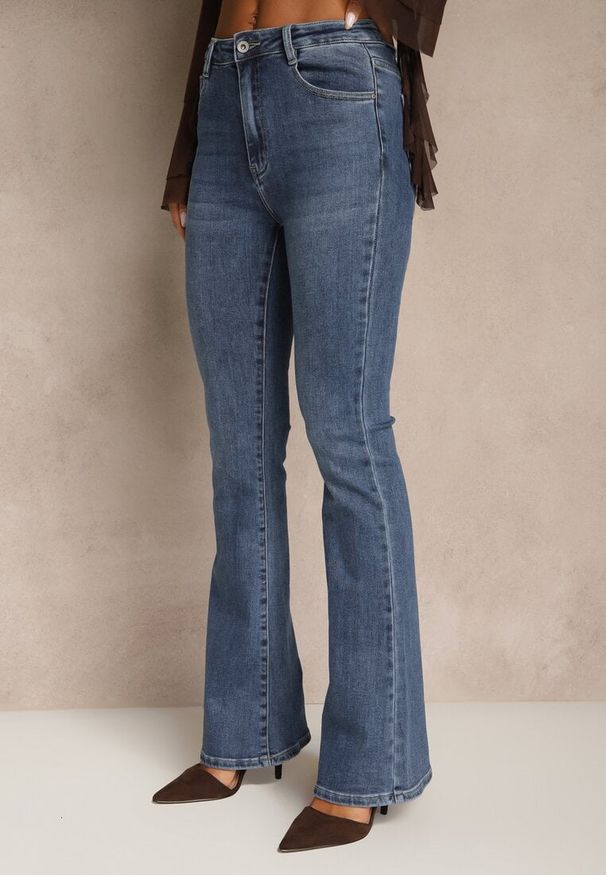 Renee - Niebieskie Elastyczne Jeansy z Nogawkami Typu Flare Zenala. Okazja: na co dzień. Stan: podwyższony. Kolor: niebieski. Styl: casual, klasyczny, retro, elegancki