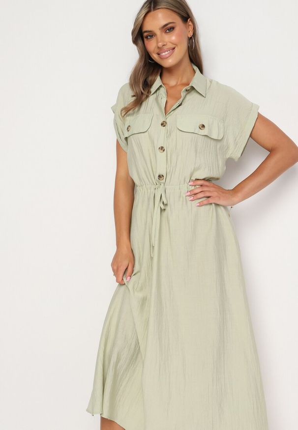 Born2be - Jasnozielona Wiskozowa Rozkloszowana Sukienka z Gumką w Talii Ozdobiona Guzikami Lemvia. Okazja: na spotkanie biznesowe. Kolor: zielony. Materiał: wiskoza. Wzór: aplikacja. Sezon: lato. Typ sukienki: sportowe, rozkloszowane. Styl: klasyczny, elegancki, sportowy, biznesowy