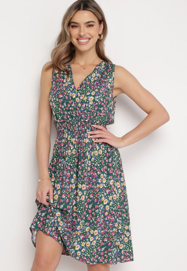 Born2be - Zielono-Żółta Wiskozowa Sukienka w Kwiaty z Kopertową Górą Nervila. Kolor: zielony. Materiał: wiskoza. Wzór: kwiaty. Typ sukienki: kopertowe