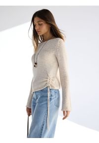 Reserved - Sweter z ozdobnym wiązaniem - kremowy. Kolor: kremowy. Materiał: dzianina #1