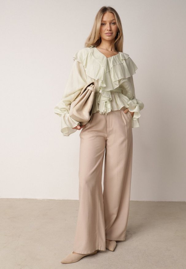 Born2be - Zielona Bluzka Elegancka z Falbanami z Rozszerzanymi Rękawami Irintora. Okazja: na co dzień. Kolor: zielony. Materiał: jeans. Długość: długie. Styl: elegancki