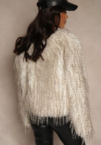 Renee - Biała Kurtka Futerko Ozdobione Cieniowaniem Tusirra. Kolekcja: plus size. Kolor: biały. Materiał: futro. Wzór: aplikacja. Styl: elegancki #3