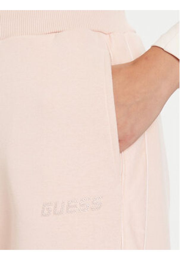 Guess Spodnie dresowe V5BB10 KB681 Różowy Regular Fit. Kolor: różowy. Materiał: bawełna, syntetyk