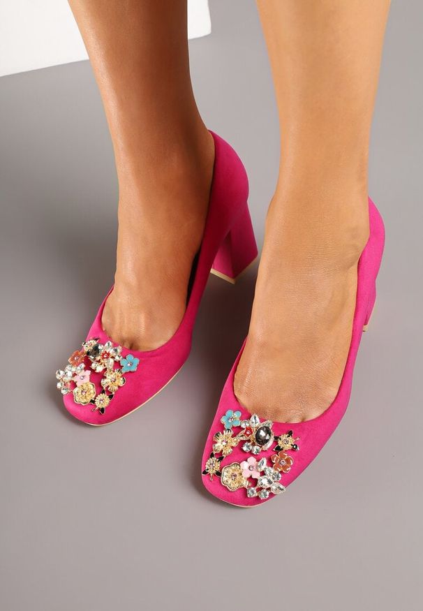 Born2be - Fuksjowe Czółenka Vices na Słupku ze Skórzaną Wkładką i Biżuteryjnym Zdobieniem Onna. Okazja: na co dzień, na imprezę. Kolor: różowy. Materiał: skóra. Wzór: aplikacja. Obcas: na słupku. Styl: wizytowy, casual, elegancki