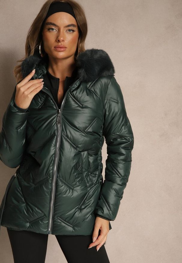Renee - Ciemnozielona Kurtka z Ozdobnym Pikowaniem i Kapturem z Futrem Naliavea. Okazja: na co dzień. Kolor: zielony. Materiał: futro. Styl: elegancki, casual